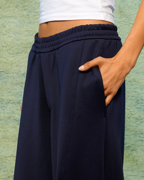 Detail van de Sea Me Happy Elliot Sweatpants Track in Midnight Blue met zichtbare stofstructuur en afwerking.