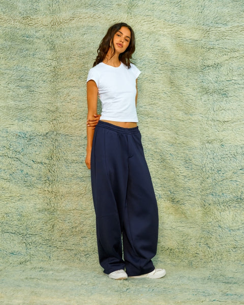 Sea Me Happy Elliot Sweatpants Track in Midnight Blue, een sportieve broek in diep nachtblauw.