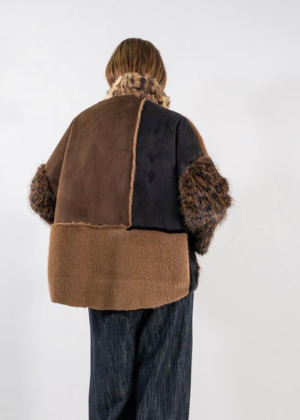 Virginia Bizzi Citra mantel in bruin/zwart – achteraanzicht met zicht op de snit en de afwerking van de mantel.