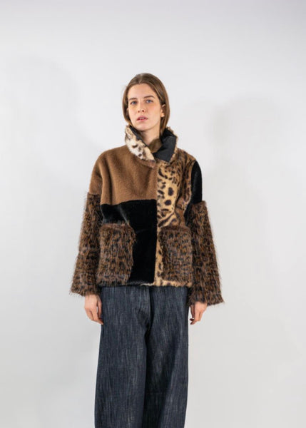 Citra omkeerbare damesmantel van Virginia Bizzi in bruin en zwart ecoshearling, stijlvol en draagbaar aan beide kanten.