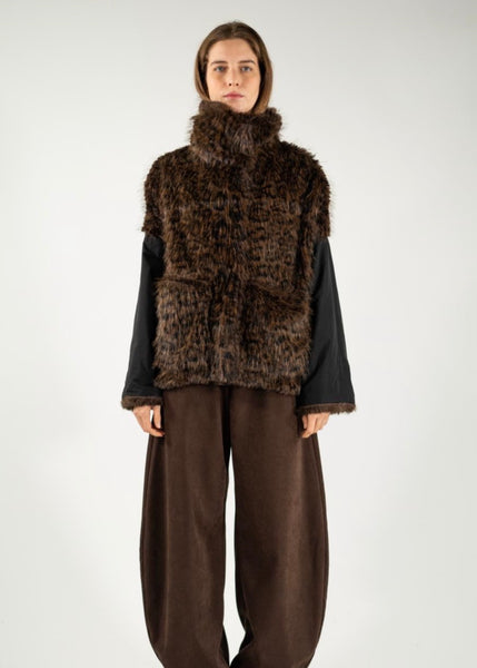 Tiram omkeerbare mantel van Collection Privée in zwart en bruin, uitgevoerd in eco fur en nylon, draagbaar aan beide kanten.
