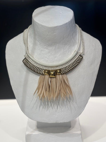 Ketting beige met veren