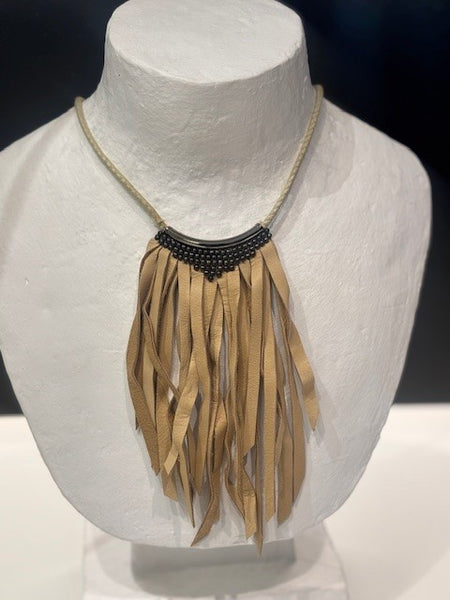 Ketting met leer en studs