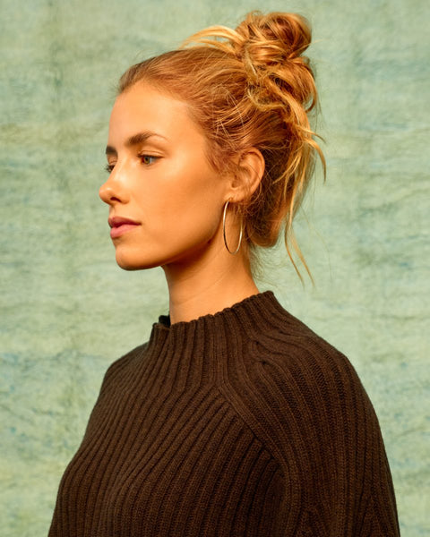 Sea Me Happy Baker Jumper in Dark Brown, een trui in een diepe donkerbruine kleur.