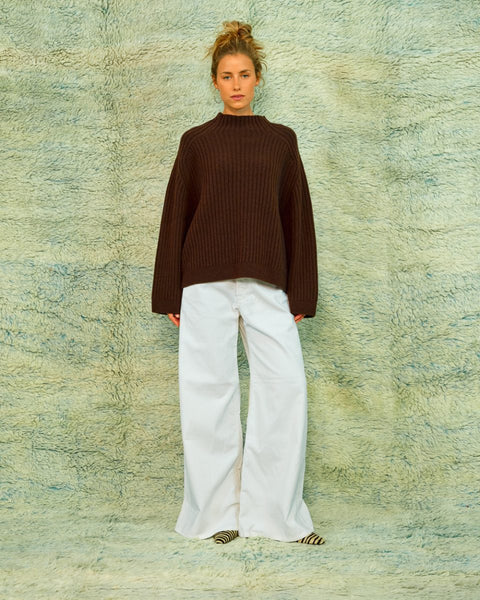 Sea Me Happy Baker Jumper in Dark Brown, gecombineerd met een elegante broek voor een tijdloze, eigentijdse outfit.