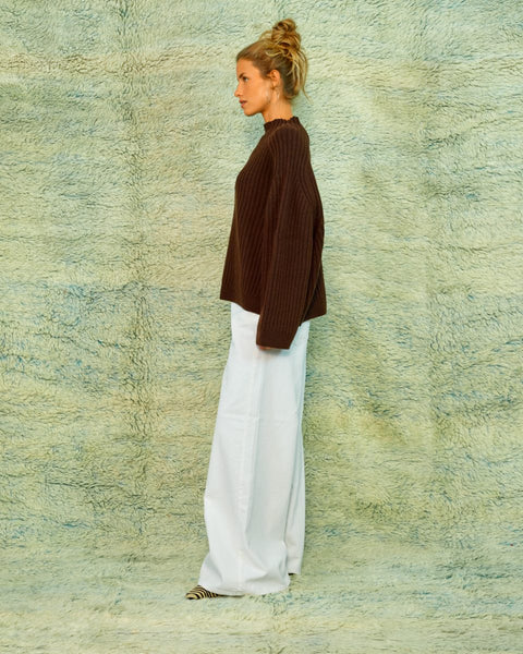 Sea Me Happy Baker Jumper in Dark Brown, een trui in een diepe donkerbruine kleur.