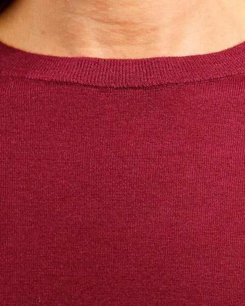 Detail van de Sea Me Happy Calvin Crewneck in Plum met zichtbare breistructuur en afwerking.