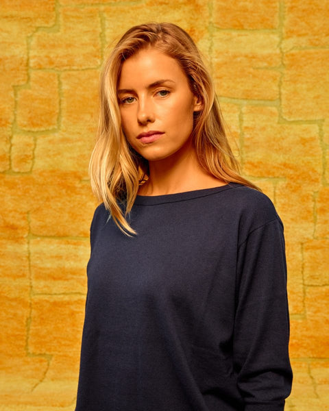 Detail van de Sea Me Happy Eclipse Top in Midnight Blue met zichtbare stofstructuur en afwerking.