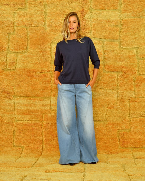Sea Me Happy Eclipse Top Cashmere in Midnight Blue, een top in een diepe nachtblauwe kleur.