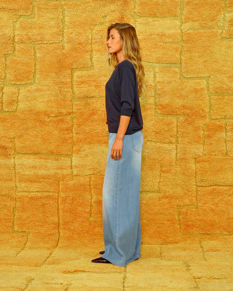Sea Me Happy Eclipse Top in Midnight Blue, gecombineerd met een elegante broek voor een verfijnde, eigentijdse outfit.