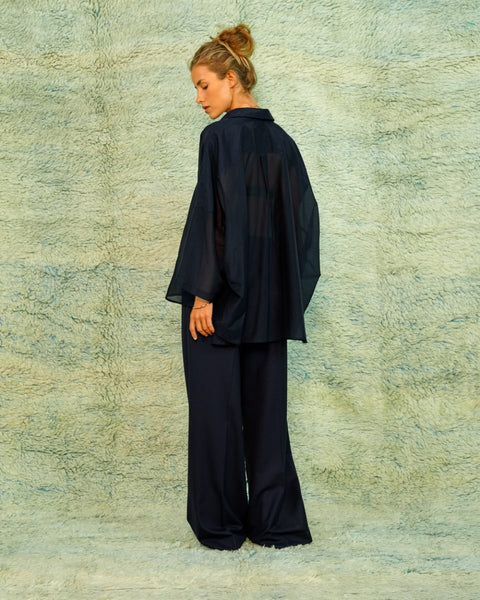 Sea Me Happy Jada Silk Cotton Blend Blouse in Midnight Blue, een blouse in diep nachtblauw.