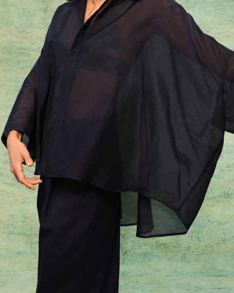 Detail van de nachtblauwe Sea Me Happy Jada blouse met zichtbare stofstructuur en afwerking.