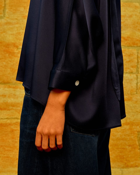 Seamehappy Yuzu Top Satin Crêpe – Donkerblauw
