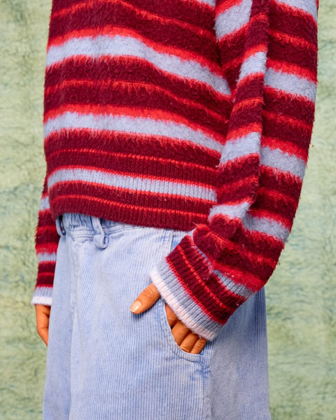 Detail van de Sea Me Happy Milo Jumper Striped in Bordeaux met zichtbare strepen en stofstructuur.