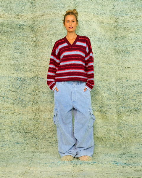 Sea Me Happy Milo Jumper Striped in Bordeaux, gecombineerd met een elegante broek voor een eigentijdse outfit.