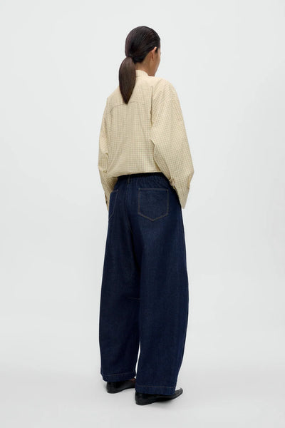 Achteraanzicht van de CORDERA Curved Baggy Jeans met twee achterzakken en donkerblauwe denimwassing