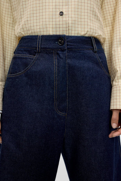 Detail van de CORDERA Curved Baggy Jeans met ton-sur-ton stiksels en gebogen knienaad in donker denim